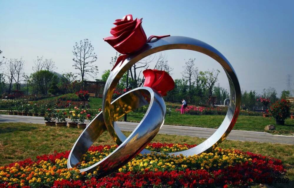 不銹鋼雕塑的特點(diǎn)有哪些？如何進(jìn)行設(shè)計(jì)制作？